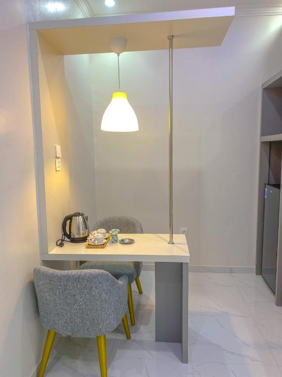Příslušenství pro přípravu čaje a kávy v ubytování Algara Puncak Hotel