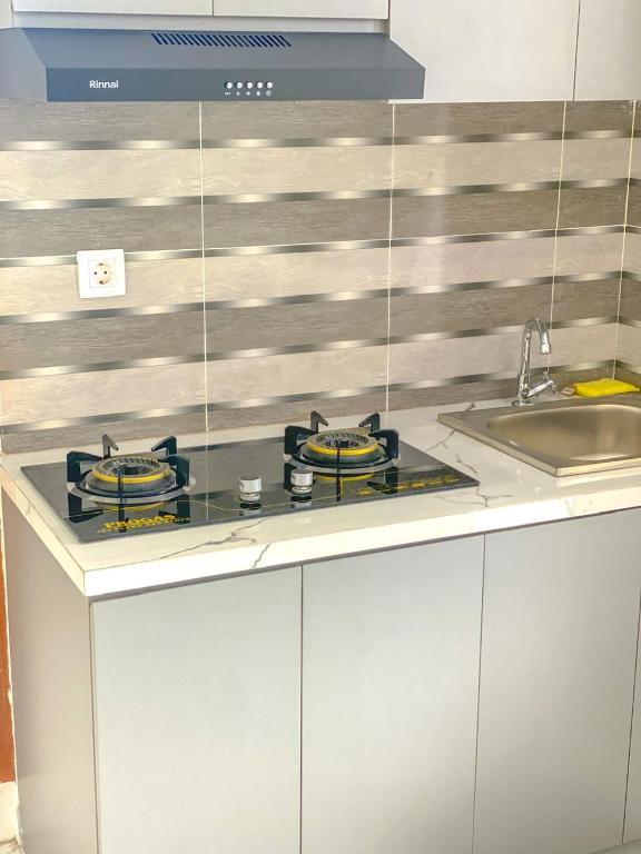 Kuchyň nebo kuchyňský kout v ubytování Algara Puncak Hotel