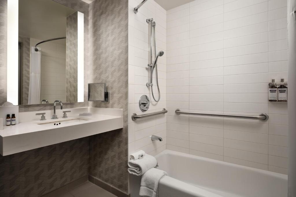 Hyatt Regency Los Angeles International Airport - King Room With Accessible Tub - Disability Access