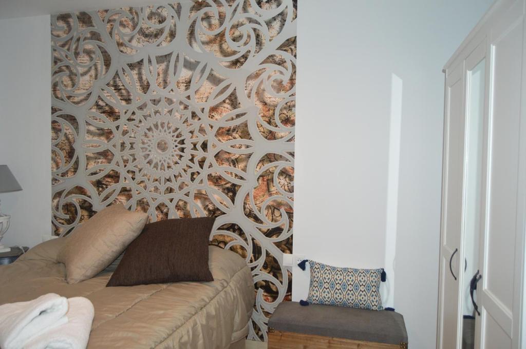 A bed or beds in a room at ALCAZAR VIEJO SUITE Tourist Córdoba