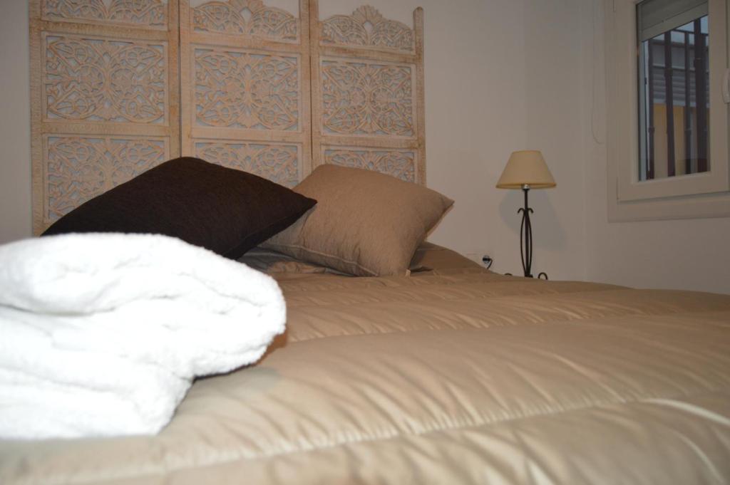 A bed or beds in a room at ALCAZAR VIEJO SUITE Tourist Córdoba