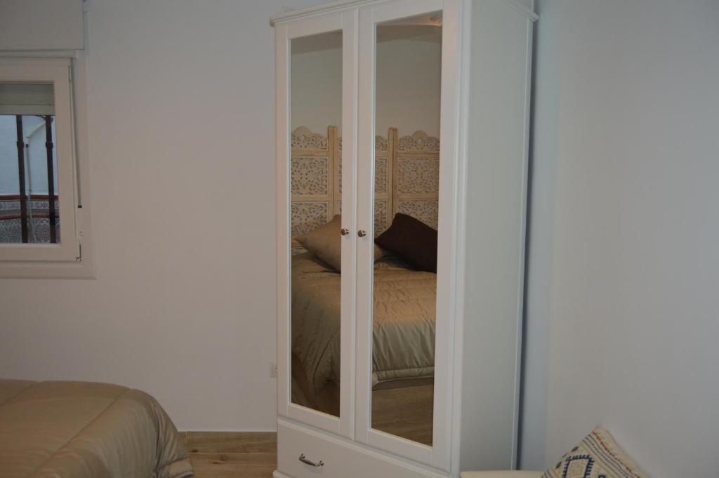 A bed or beds in a room at ALCAZAR VIEJO SUITE Tourist Córdoba