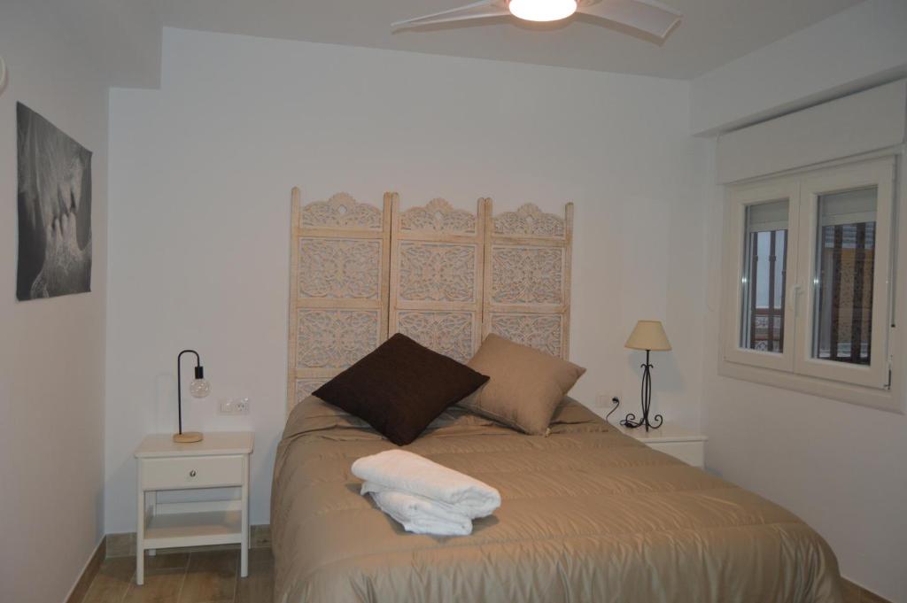 A bed or beds in a room at ALCAZAR VIEJO SUITE Tourist Córdoba