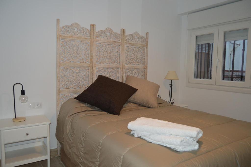 A bed or beds in a room at ALCAZAR VIEJO SUITE Tourist Córdoba