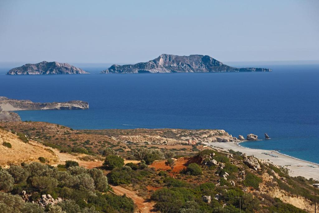 - Vistas a la playa y al océano en Vrachos Villas, en Agia Paraskevi