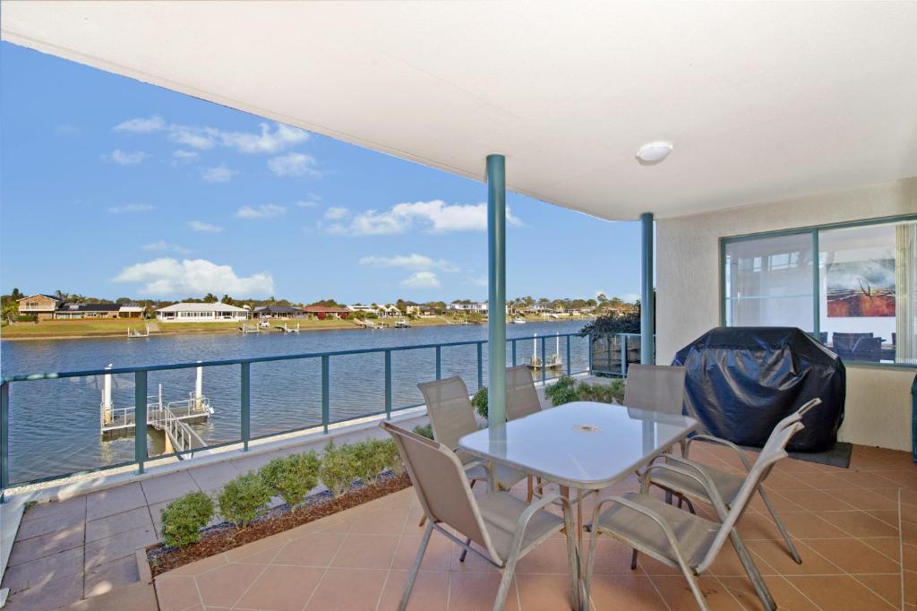 een eetkamer met uitzicht op het water bij Dolphins 2 7 Commodore Crescent in Port Macquarie