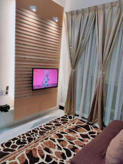 TV a/nebo společenská místnost v ubytování Spring Fields Homestay by Sizma