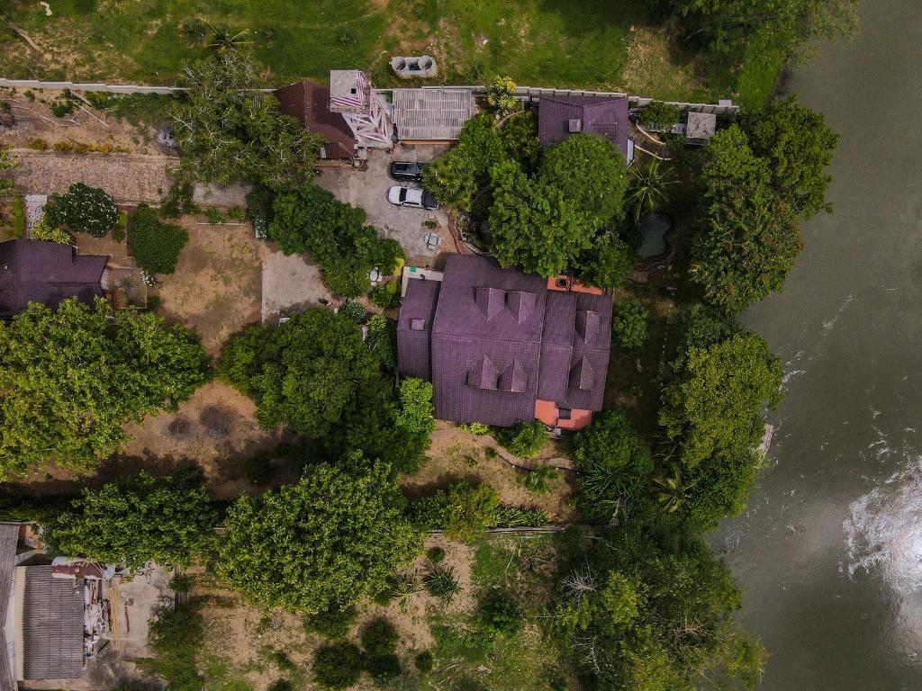 una vista aérea de una casa con árboles y un río en Ratmanee House, en Kanchanaburi