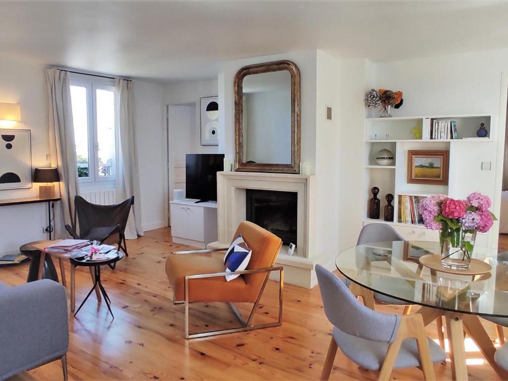 ein Wohnzimmer mit einem Glastisch und Stühlen in der Unterkunft Appartement Compiègne, 3 pièces, 4 personnes - FR-1-526-33 in Compiègne
