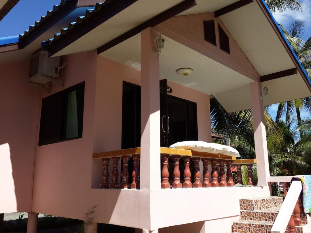 Balkón nebo terasa v ubytování Chaiwat Resort