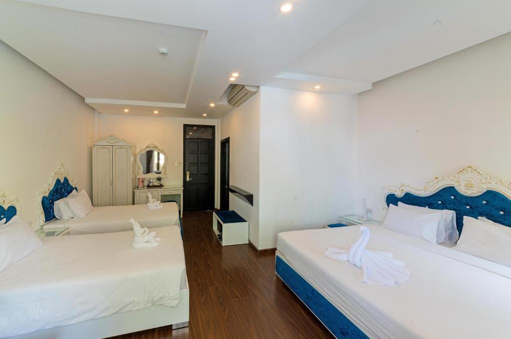 Giường trong phòng chung tại Nostalgia Hotel and Spa