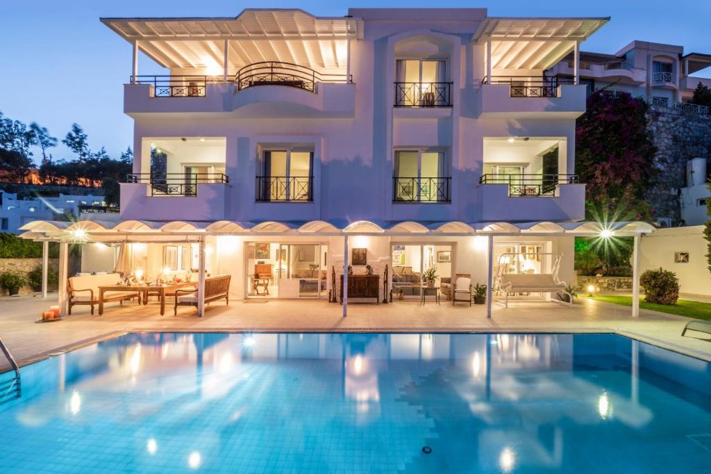 une villa avec une piscine en face d'une maison dans l'établissement Premium Villa - Amazing Seaviews, à Bodrum City