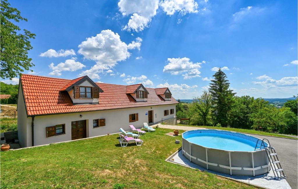 vista esterna di una casa con piscina di Beautiful Home In Breznicki Hum With Kitchen a Donje Makojišće