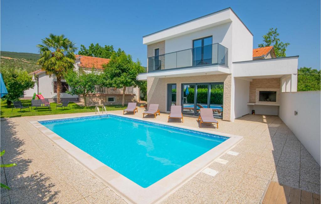 een villa met een zwembad voor een huis bij Beautiful Home In Donji Prolozac With Outdoor Swimming Pool in Donji Proložac