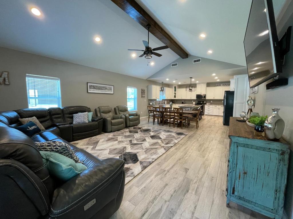 Modern 5BR Lake Getaway w/ Covered Boat Parking, Zavalla (updated