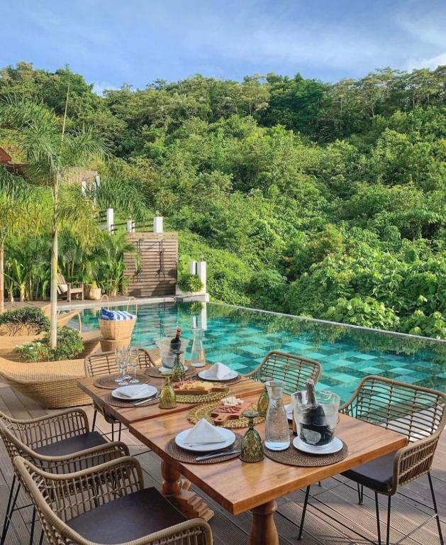 Bazén v ubytování Ahana Resort El Nido nebo v jeho okolí