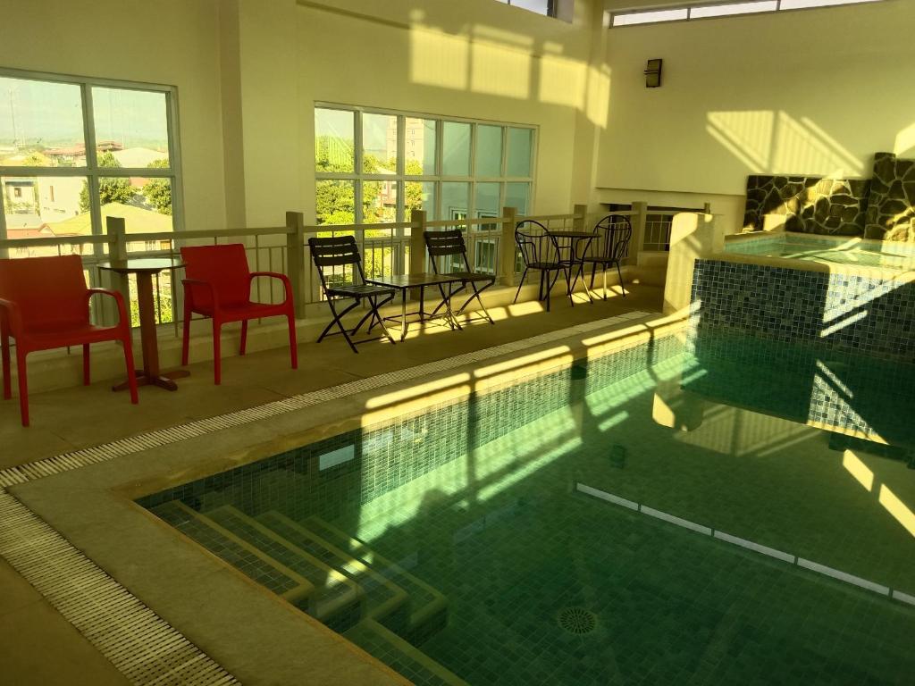 Bazén v ubytování Sarita Bed and Breakfast nebo v jeho okolí