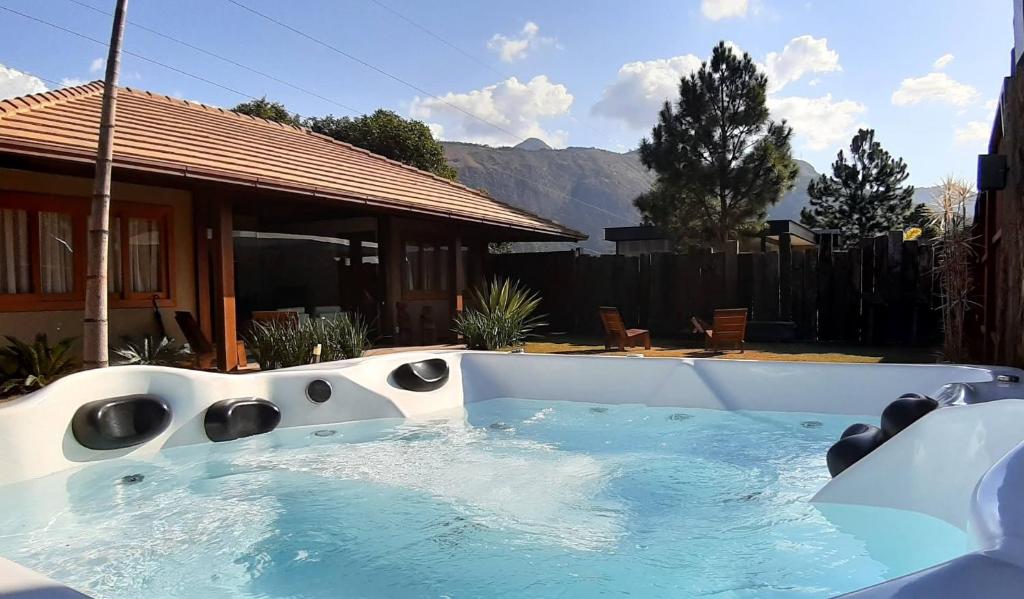 A piscina localizada em Charmoso Chalet ou nos arredores