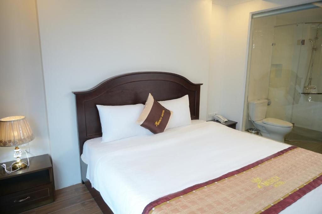 Postel nebo postele na pokoji v ubytování Mercy Hotel