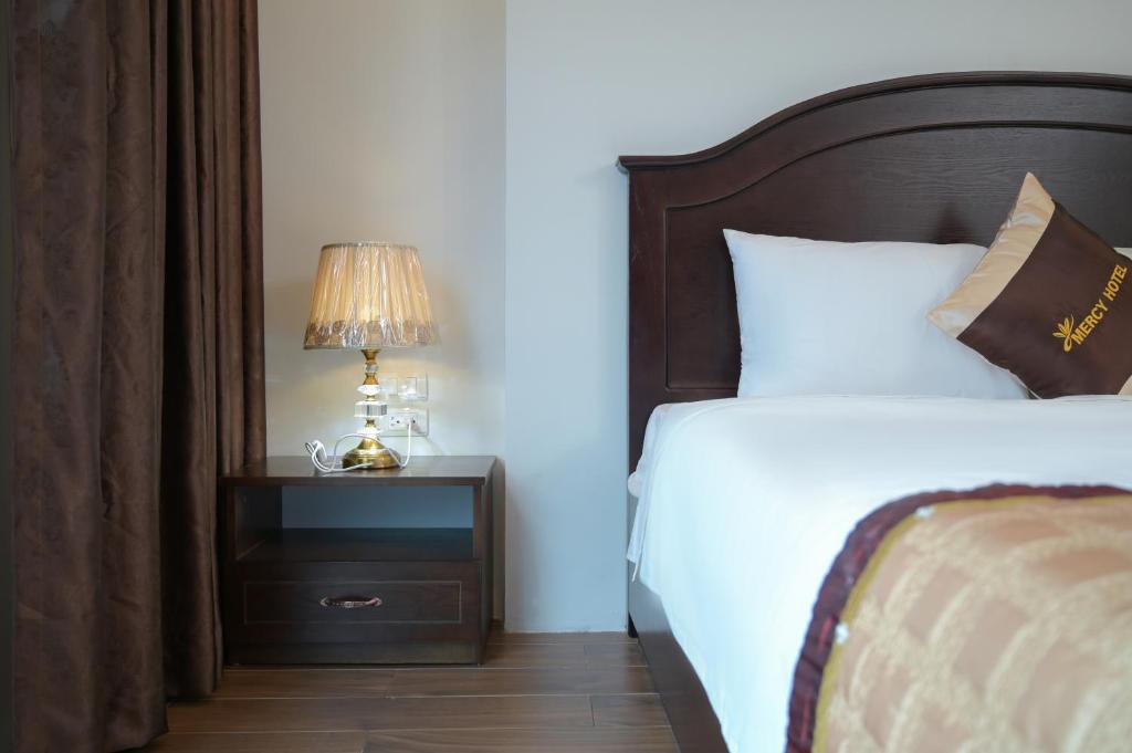 Postel nebo postele na pokoji v ubytování Mercy Hotel