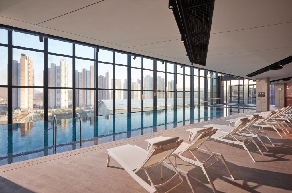 Bazén v ubytování Take Hotel Seoul Gwangmyeong nebo v jeho okolí