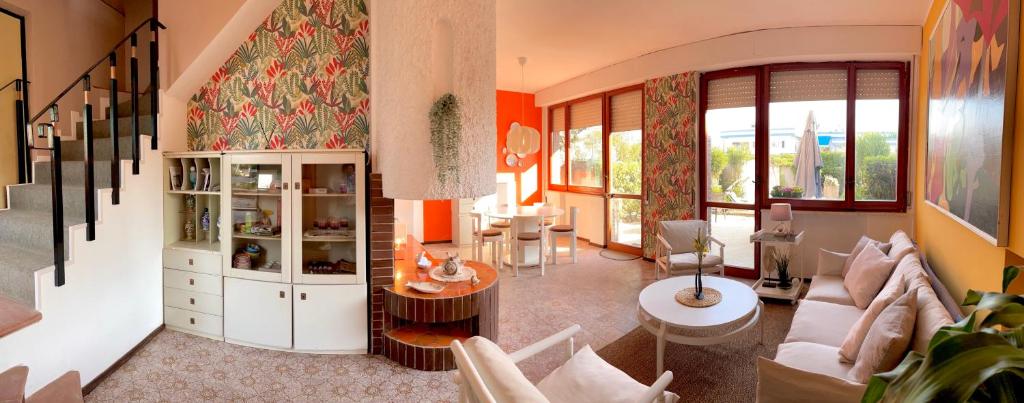 una sala de estar con muebles blancos y paredes de color naranja. en Villetta sul mare en Francavilla al Mare