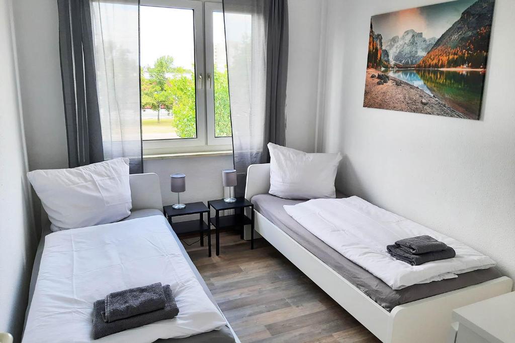 Un pat sau paturi într-o cameră la Apartments Halle West