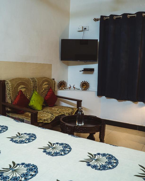 Una televisión o centro de entretenimiento en Le Fort Homestay
