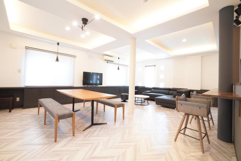 小樽市にある桔恭(KIKYO)のテーブル、椅子、ソファが備わる客室です。