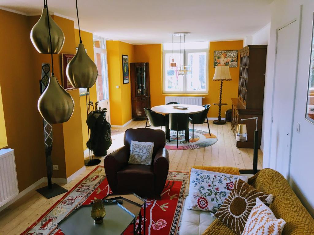 - un salon avec un canapé et une table dans l'établissement Les Ambassadeurs, à Spa