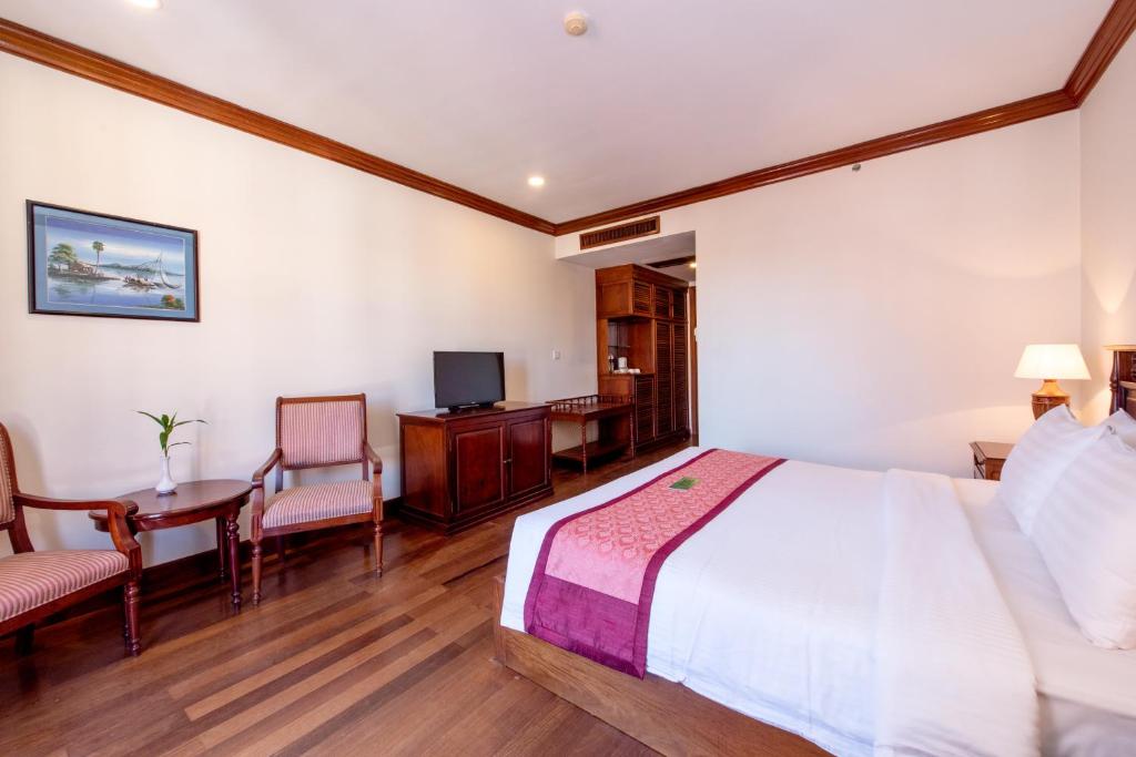Postel nebo postele na pokoji v ubytování Steung Siemreap Hotel