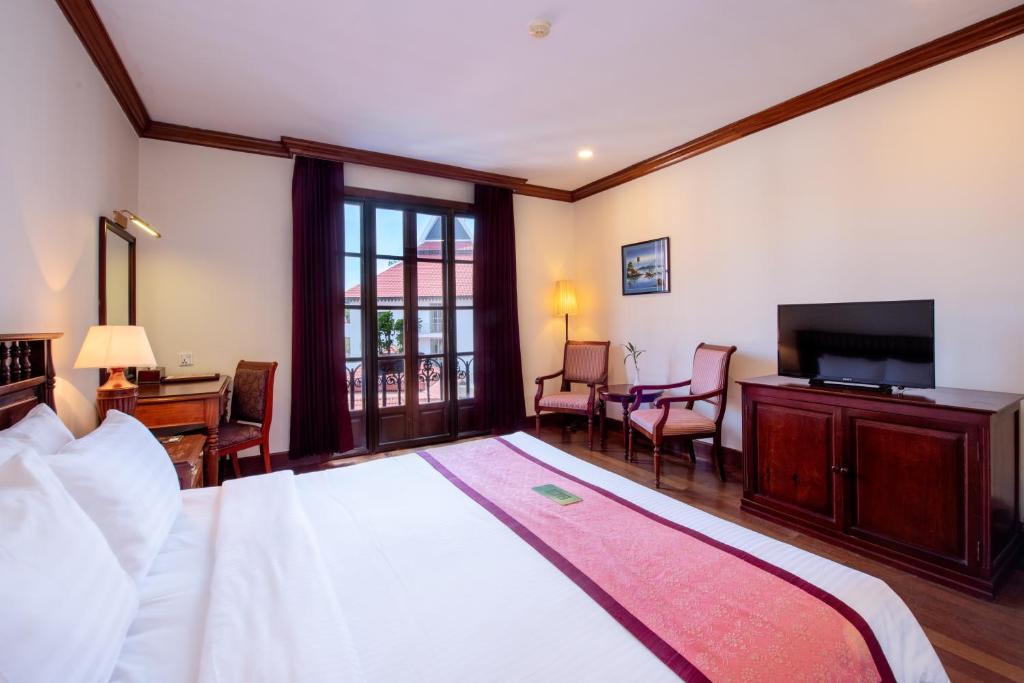 Postel nebo postele na pokoji v ubytování Steung Siemreap Hotel