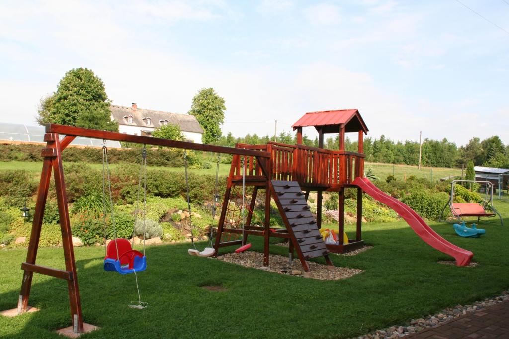 Parquinho infantil em Pension Čtyřlístek