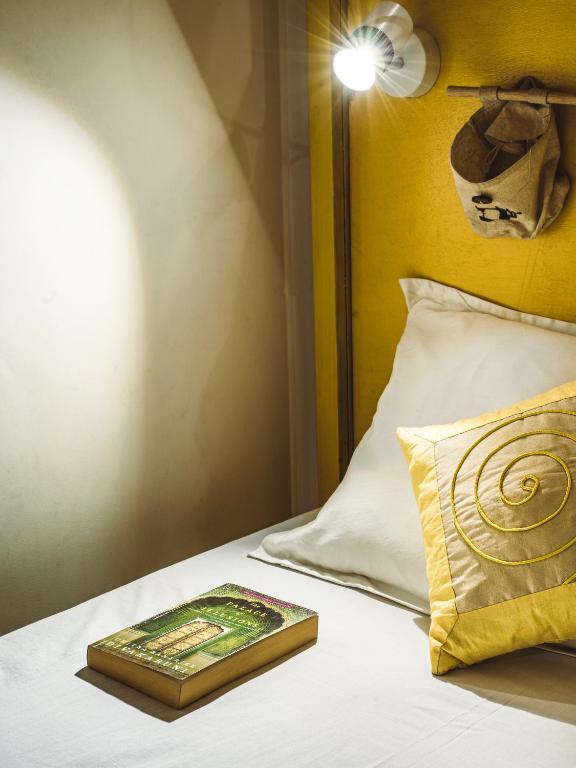 Una cama o camas en una habitación de Le Fort Homestay