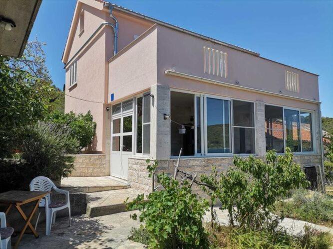 Galeriebild der Unterkunft Detached Holiday house few steps from the beach in Veli Rat