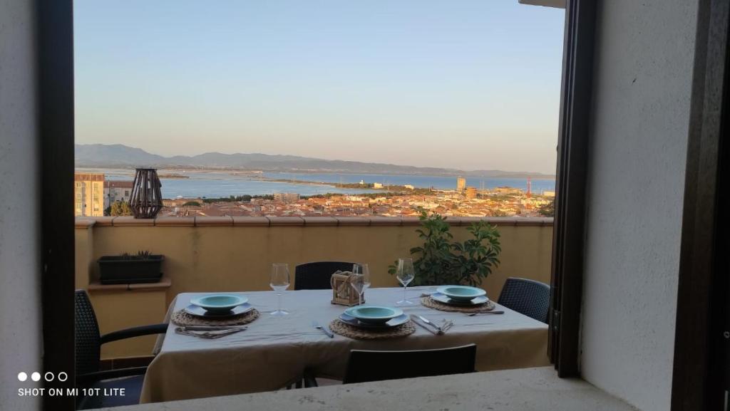- une table sur un balcon avec vue sur la ville dans l'établissement Casa Alba, à SantʼAntìoco