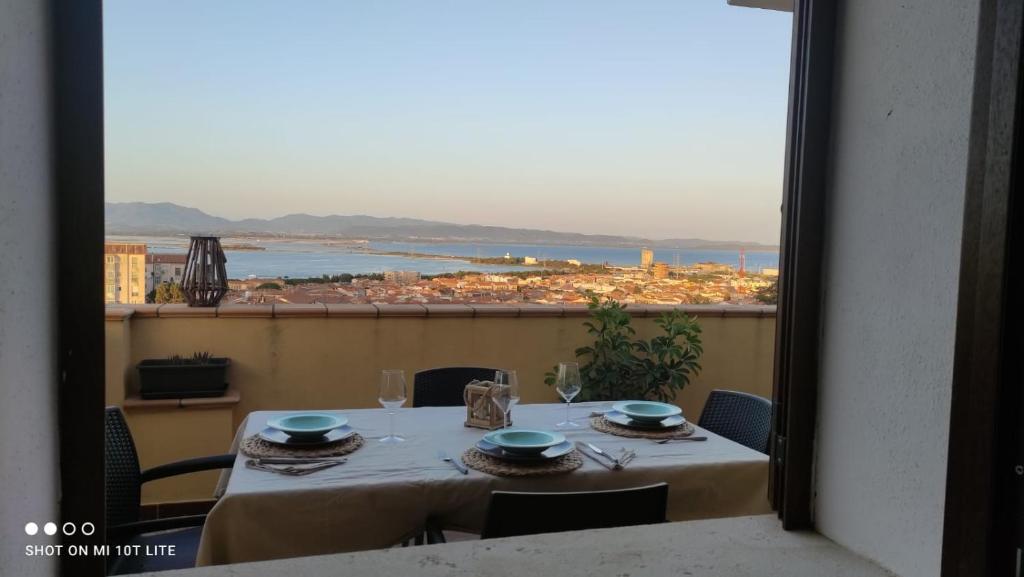 uma mesa numa varanda com vista para a cidade em Casa Alba em SantʼAntìoco