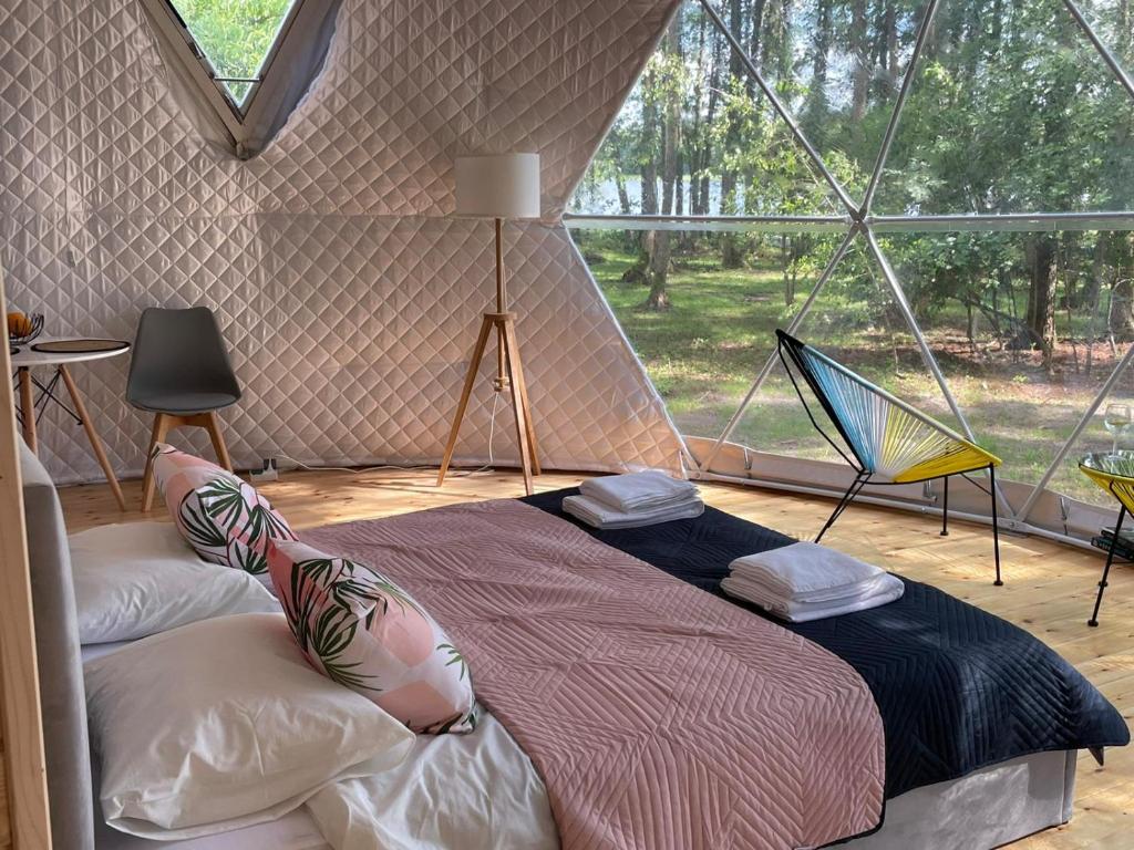 Postel nebo postele na pokoji v ubytování Borowy Glamp więcej niż domki