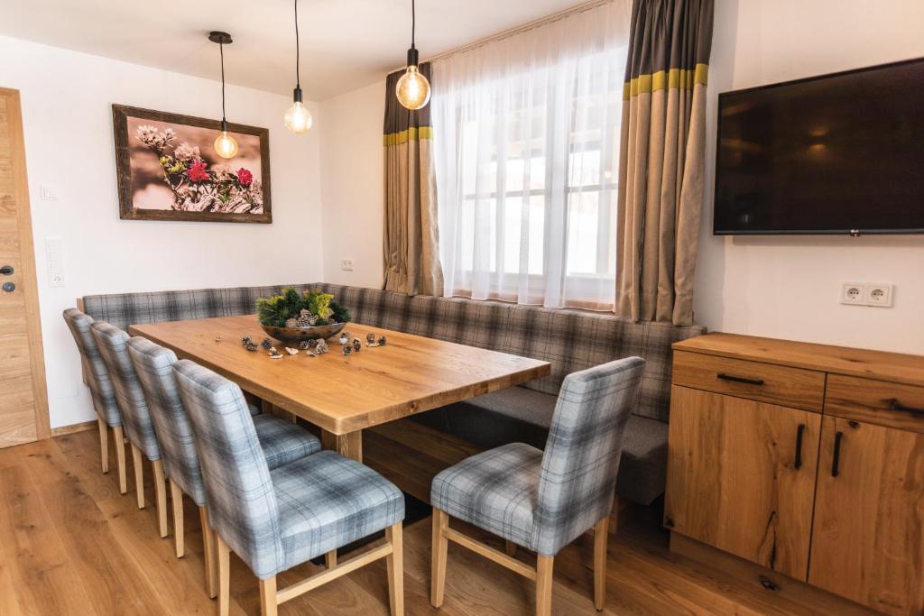 Televízia a/alebo spoločenská miestnosť v ubytovaní Bergseegut Chalet und Apartment