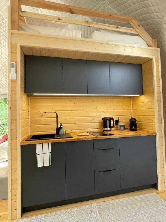 Kuchyň nebo kuchyňský kout v ubytování Borowy Glamp więcej niż domki