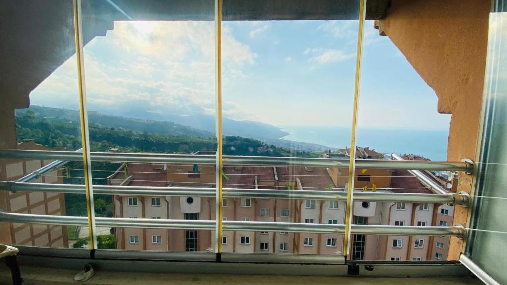 - une vue depuis la fenêtre d'un bâtiment dans l'établissement Rahal Yıldızli C1-3 Apart, à Akcaabat