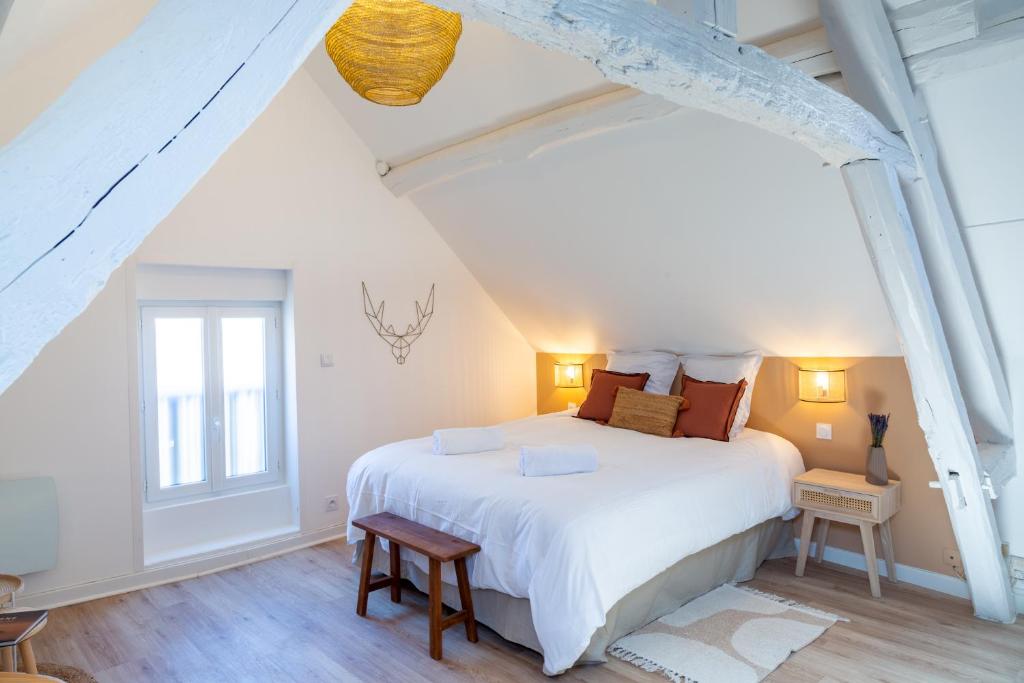 een slaapkamer met een groot wit bed op een zolder bij Cosy Chambord à 10 minutes du château in Mont-près-Chambord