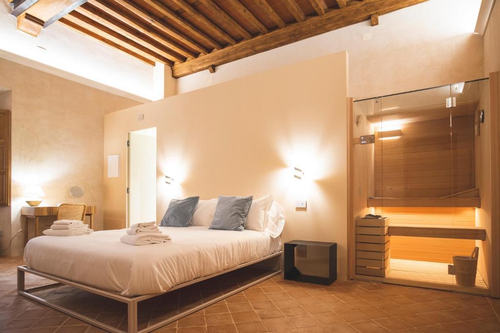 Postel nebo postele na pokoji v ubytování Badia Giulia Prestigious Historical B&B, Camaiore - Adults Only - No Pets