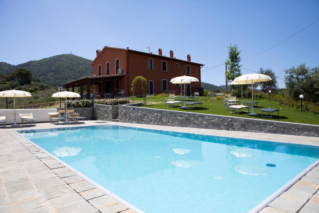 een groot zwembad voor een gebouw bij Agriturismo Il Dolce Vivere in Quarrata