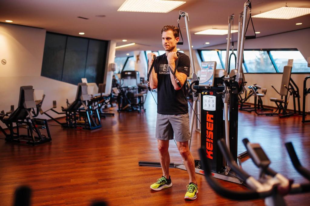 Posilňovňa alebo fitness centrum v ubytovaní Thermenhotel Karawankenhof