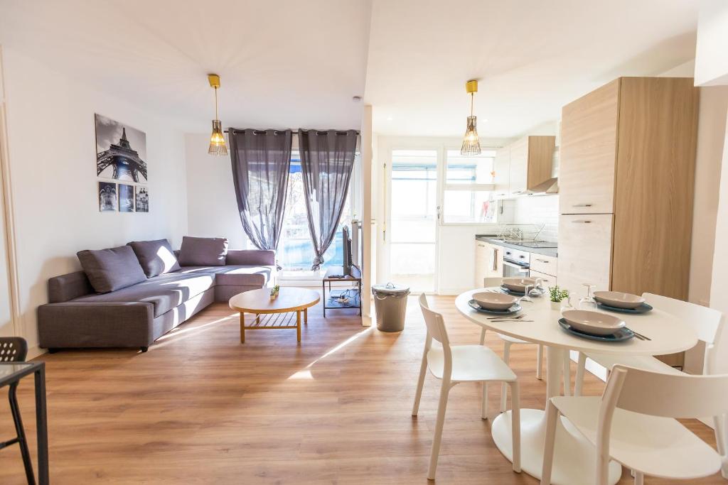 un salon avec un canapé et une table dans l'établissement Le Pelletan - 8 couchages proche Gare - Joliette, à Marseille