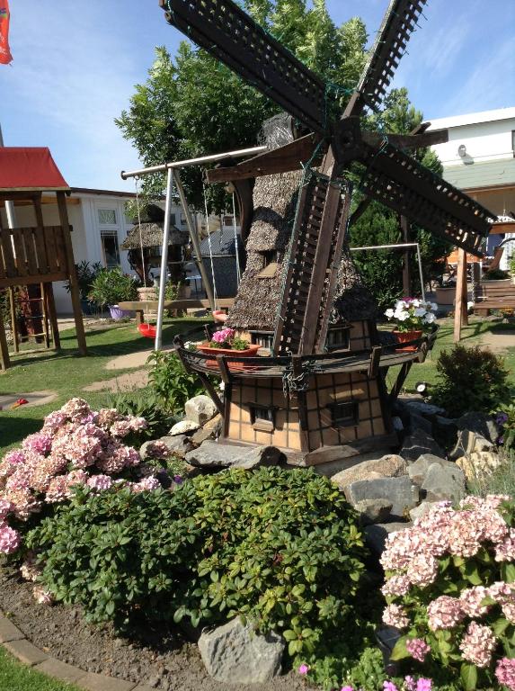 Ein Garten an der Unterkunft Familien- und Aparthotel Strandhof