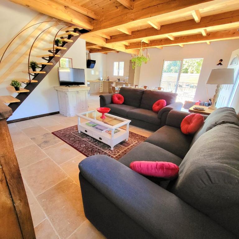 un salon avec un canapé et un escalier dans l'établissement Villa Maélie, à Uzès