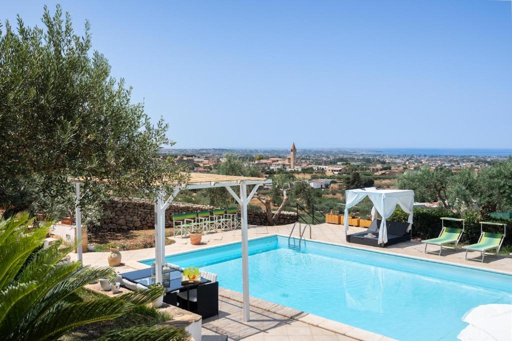 Bazén v ubytovaní Villa Sunrise Palm alebo v jeho blízkosti
