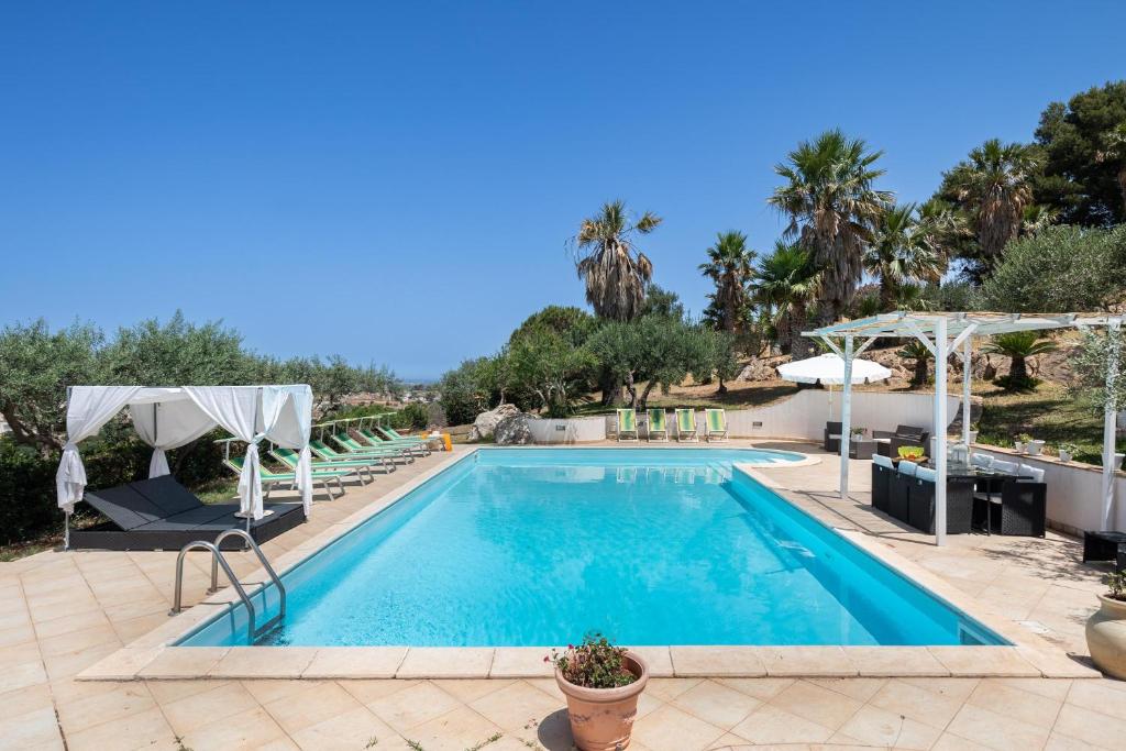 Bazén v ubytovaní Villa Sunrise Palm alebo v jeho blízkosti